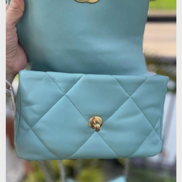 ❌Reserved❌🔥🔥Chanel Tiffany Blue Flap 19 Small Flap - Picture 13 of 16